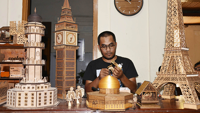 Miniatur menara dari kayu