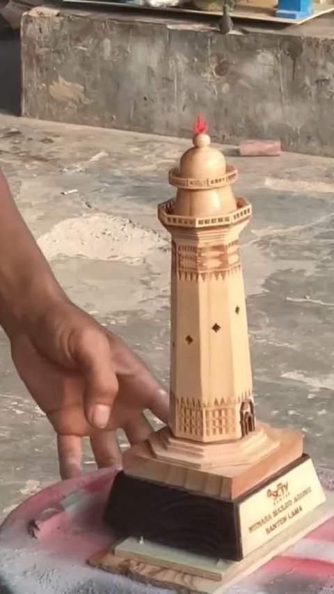 Miniatur menara dari kayu